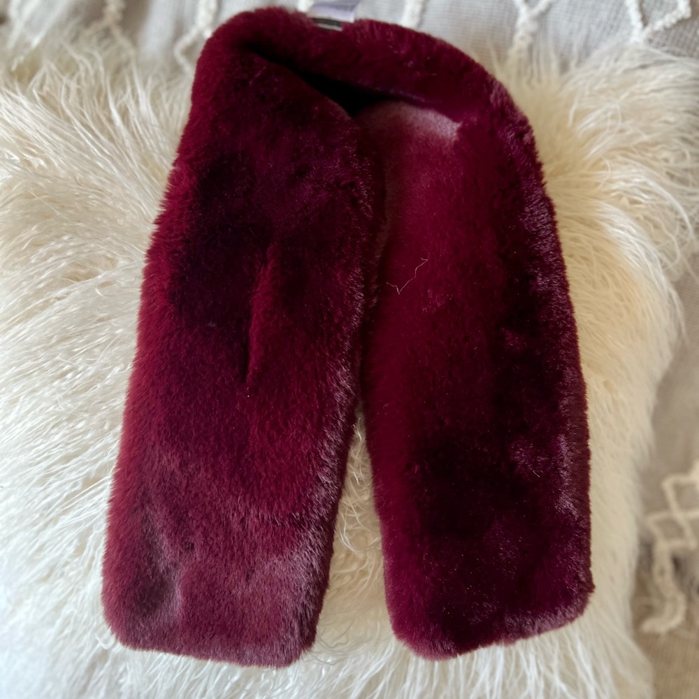 Burgundy faux fur scarf